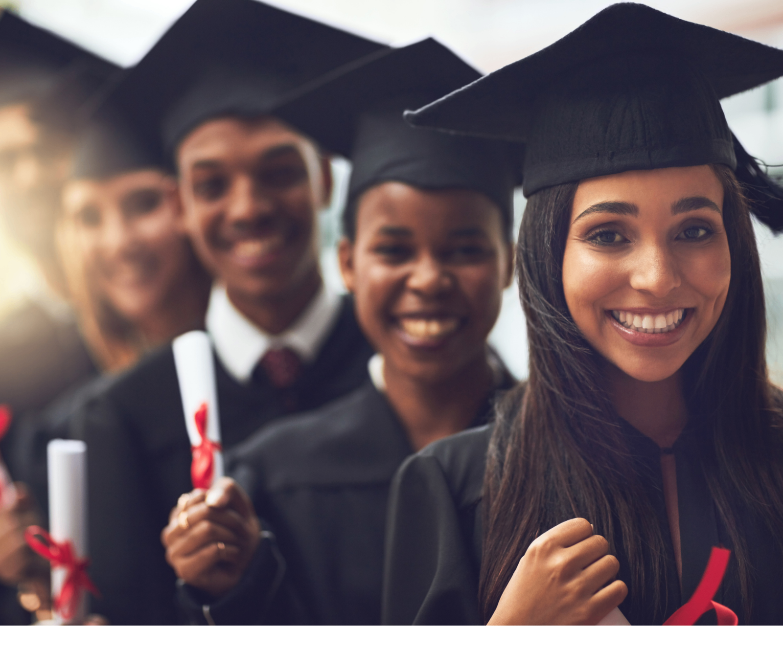 Estudantes formados segurando seus diplomas